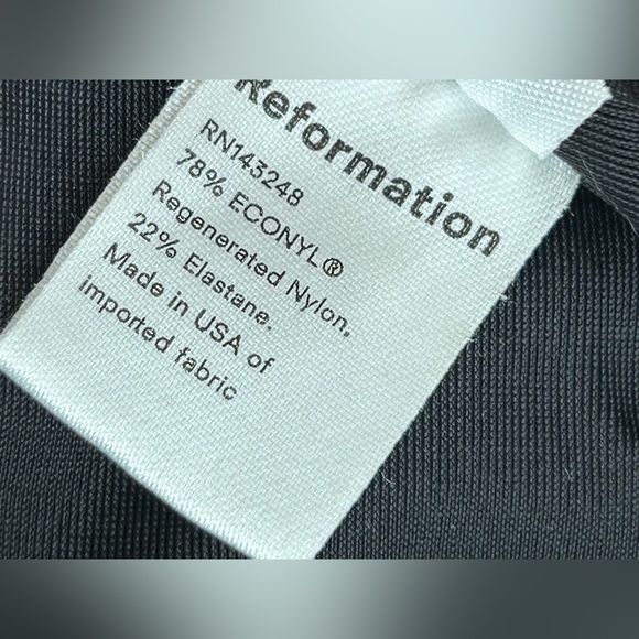 Reformation Hermosa Bikini Top
Small
Black
Front Tie
Adjustable
Classic
Beach - Picture 6 of 7